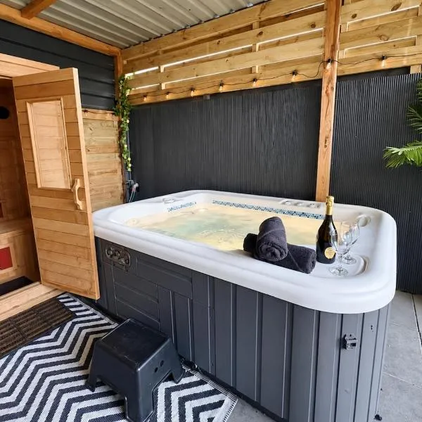 Charming Tiny House with Private Jacuzzi, Sauna and Garden & Free Parking between Amsterdam Haarlem and Schiphol Airport, hotel en Vijfhuizen
