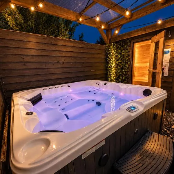 Cozy wellness cabin with home cinema and private jacuzzi ,sauna and garden between Amsterdam Haarlem and Schiphol Airport, готель у місті Vijfhuizen