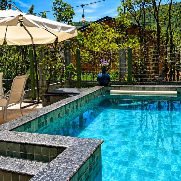 Casa Esmeralda NOVA com piscina privativa em Mariscal, Bombinhas