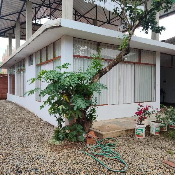 E&R House, хотел в Satipo