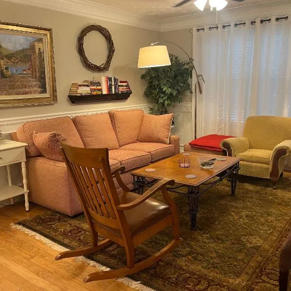 Spacious 3 Bedroom 2 bath Condo close to Five-points in Athens, hotel v destinácii Athens