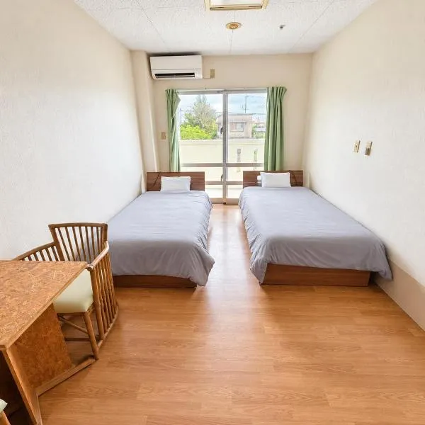 HI OKINAWA KIN Private Rooms & Hostel, מלון בKin