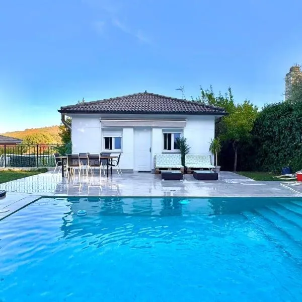 Villa Completa con Piscina y Barbacoa, Hotel in Navahondilla