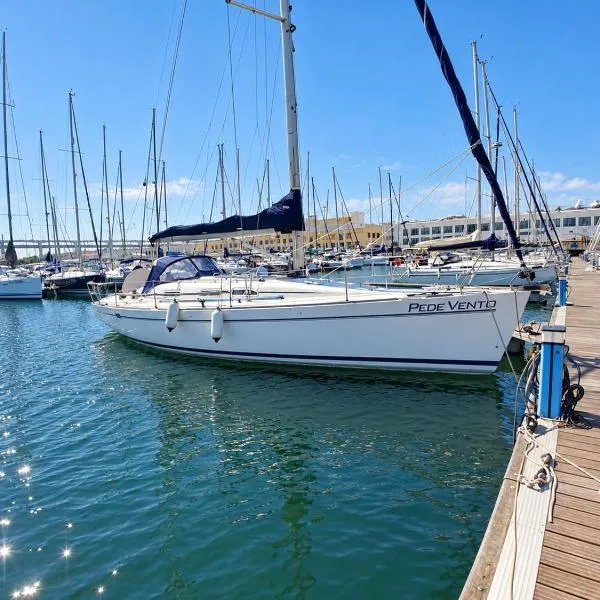 Sleep on a Sailboat in Lisbon a unique stay โรงแรมในลิสบอน