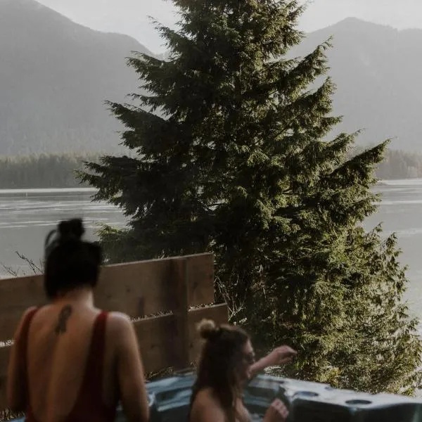 First Light - waterfront house with hot tub and sauna, Hotel in Tofino