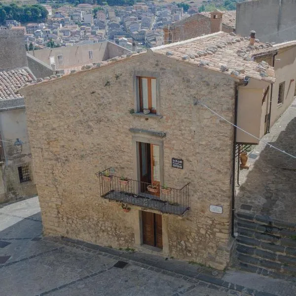 San Nicolò Holiday Home, hotelli kohteessa Montalbano Elicona