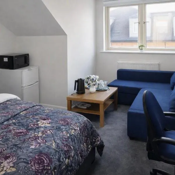 Top-Floor Ensuite near Saggart luas, hotel di Citywest