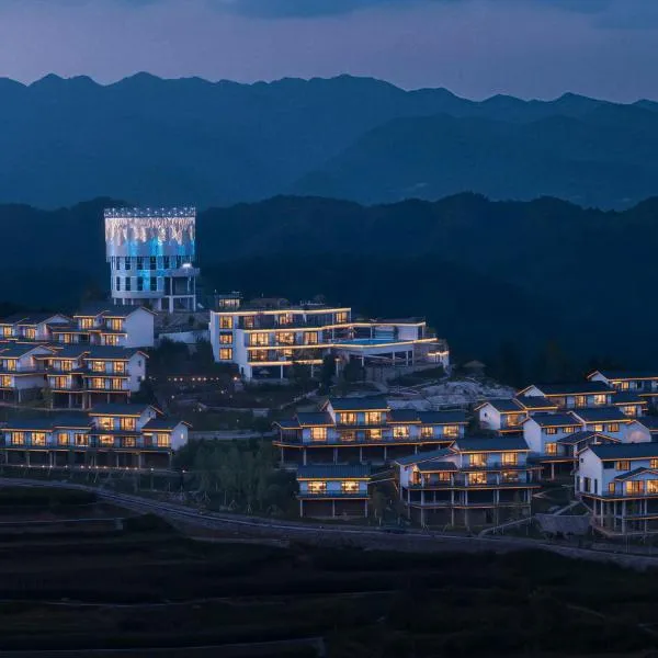 Zhangjiajie Fantasy Valley Resort Customized travel itineraries free shuttle service to the North and West Gates of the National Forest Park, and complimentary traditional ethnic costume try-on, מלון בז'אנגג'יאג'י