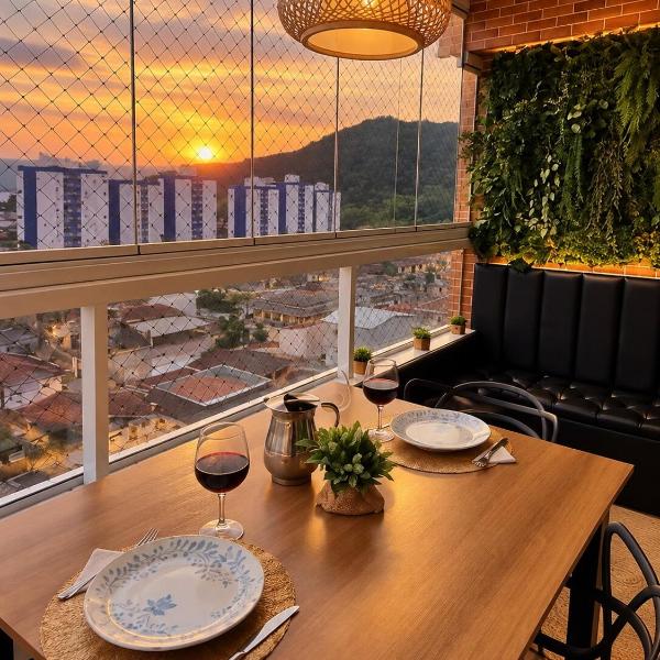 Apartamento 2 dormitórios com suíte e ar condicionado, área gourmet, Completo, confortável - Praia Canto do Forte - Avenida Marechal Hermes Nº 984 AP 81