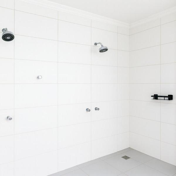 Flat Central em Alphaville com cama Queen, cozinha e vaga na garagem - Foto 3