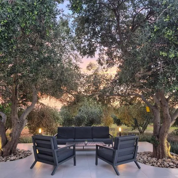 Villa Grioni, beach front villa with jacuzzi, hotel in Novalja