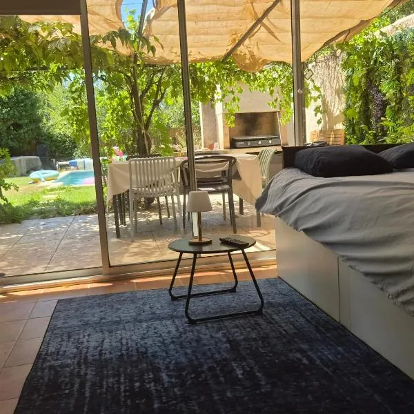 Studio with pool and quiet, non-shared garden, 1 lit double, hotel sa Gardanne