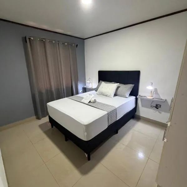 SJO Casa Bosque GuestHouse & Car Rental - FREE SJO AIRPORT SHUTTLE: Desamparados şehrinde bir otel