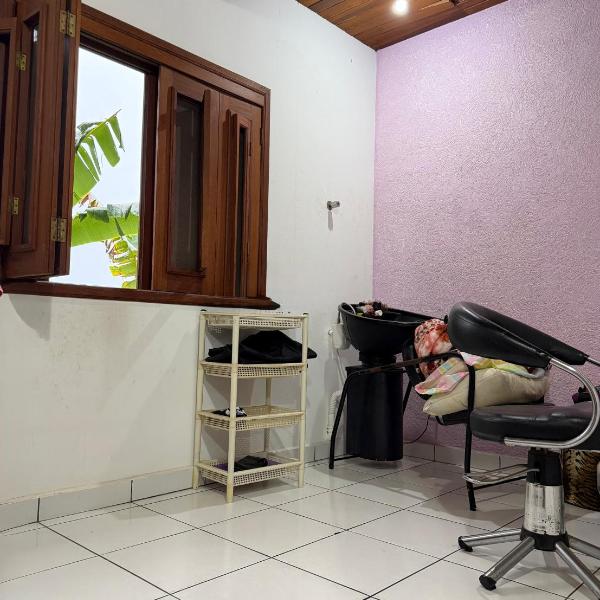 Casa espaçosa com 4 quartos - Foto 2