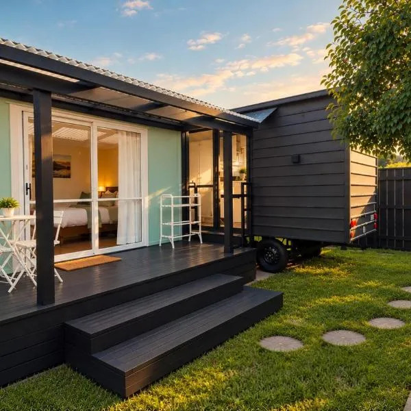 Cozy Tiny House in Garden Setting, 3 Minute Drive to Back Beach, Hotel in New Plymouth
