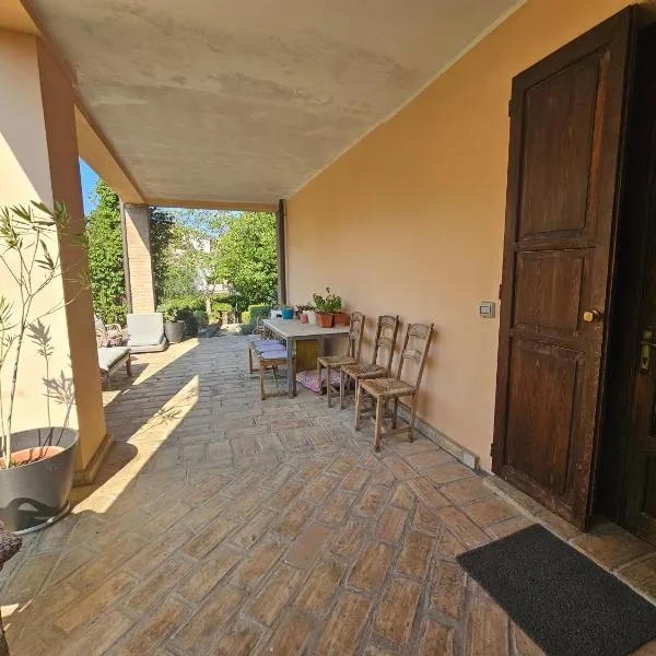Casa VINCENZO 130 mq con portico ed ingresso esclusivo dal giardino, готель у місті Felino
