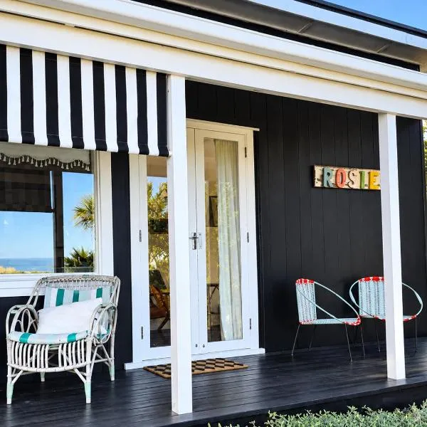 Rosies cottage hideaway in Stanmore Bay with lovely seaview, hotel di Whangaparaoa