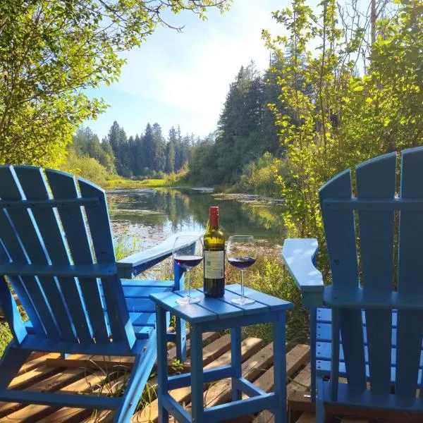Alder Falls - Modern Woodland Retreat with Lake Access, AC, Fireplace, Patio, Sleeps 4, hotelli kohteessa Shelton