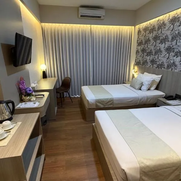 Grand Santhi Hotel, готель у місті Денпасар