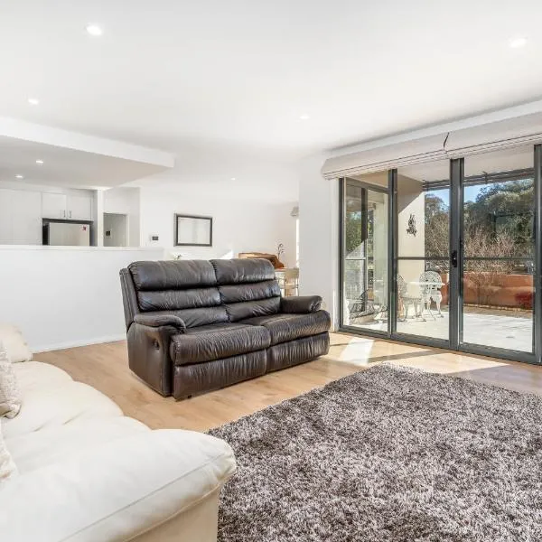 2B Spacious Apartment in the Heart of Tuggeranong - Hosted by CanStay, hotel a Kambah