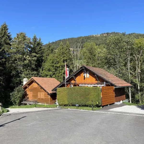Charmant Petit Chalet 3 étoiles en Gruyère, Hotel in Crésuz