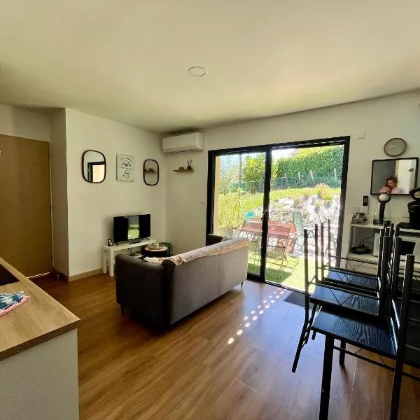 Gîte neuf au calme, RDC, Terrasse, Parking, 2 chambres, Clim: Beaucroissant şehrinde bir otel