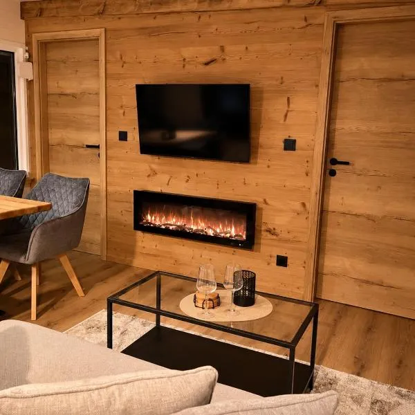 Forest Lodge I Kromlau mit Elektrokamin und Terrasse, khách sạn ở Kromlau