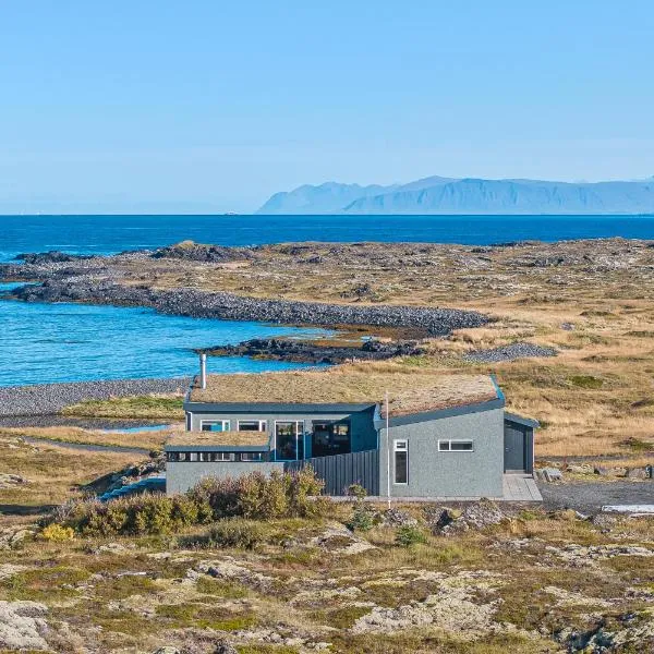 Hvassahraun Cabin by the Sea, Hotel in Vogar