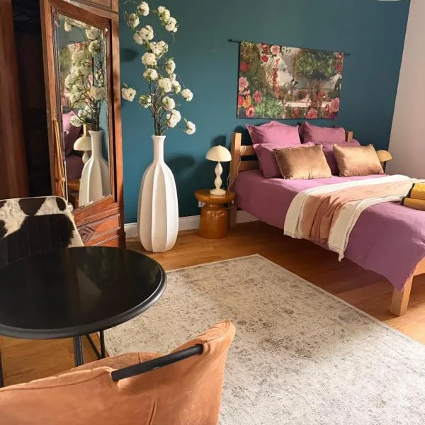 Le Patio Bleu: Saint-Romain şehrinde bir otel