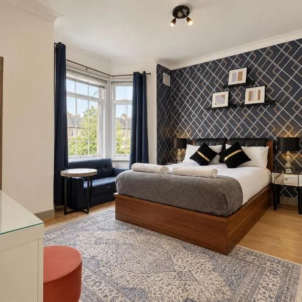 Entire 3 Bedroom Home With Garden and parking، فندق في إدمونتون