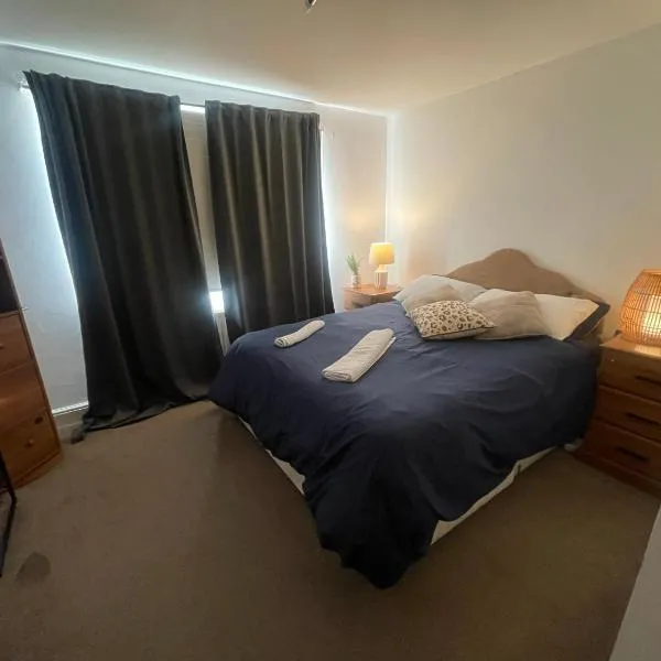 Viesnīca Cozy En-Suite Room with full Home Access pilsētā Herova