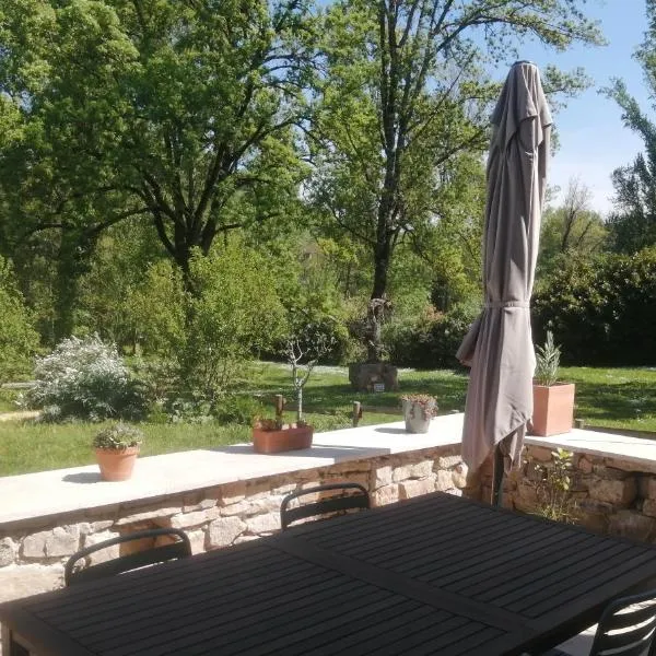 Beautiful and peaceful lodge、Les Cabannesのホテル