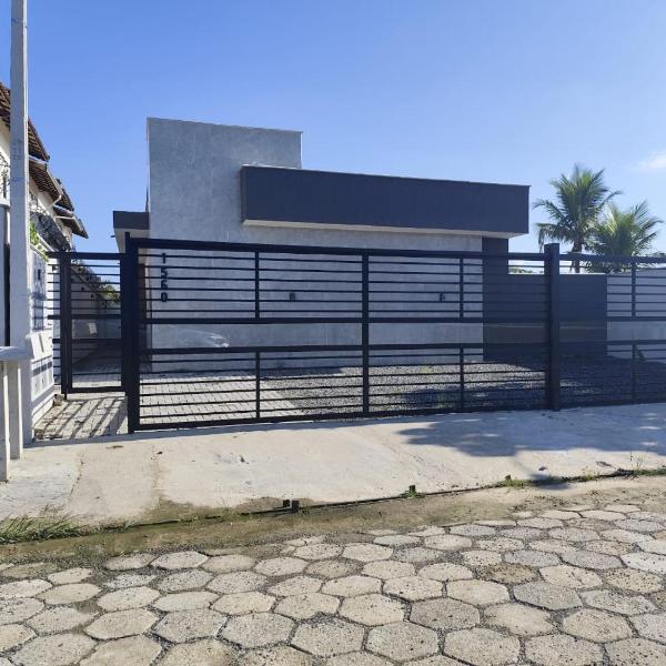 House with heated pool and private garage 2 Qts-8 beds-3 bathrooms
