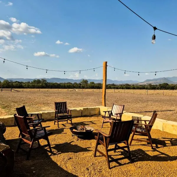 Willow Farm Homestead & Lodge, hotel di Junabee