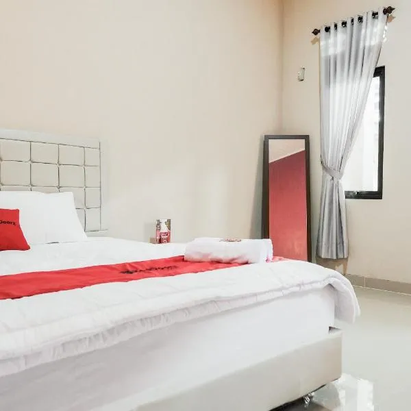 RedDoorz Syariah near Hajimena Lampung, מלון בLampung