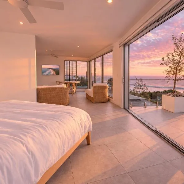 Oceanfront luxury apartment with views, king bed & private balcony, hótel í Coolum Beach