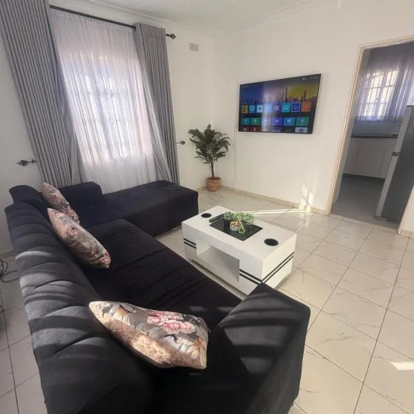 2 Bed Cottage close to Westgate Shopping Centre: Harare şehrinde bir otel