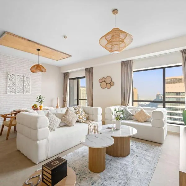 Aesthetic Beach Apartment , Sleeps 6, Pool, Gym & Waterfront Views, viešbutis Dubajuje