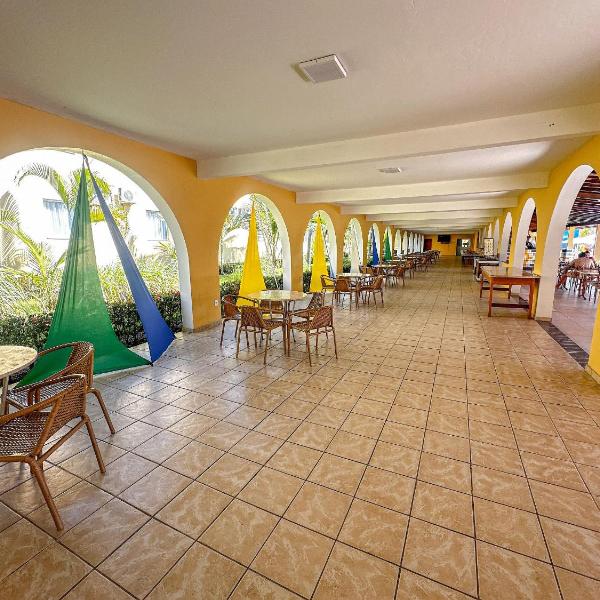 Suiíte com ar condicionado, frigobar e mesa para trabalho. Localizada no Hotel Porto Belo Park, com parque aquático (sem custo para a utilização), quadras, academia, espaço kids, a aproximadamente 200 m praia de Taperapuã e do complexo Axé Mói. - Foto 5