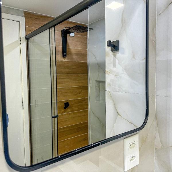 Suiíte com ar condicionado, frigobar e mesa para trabalho. Localizada no Hotel Porto Belo Park, com parque aquático (sem custo para a utilização), quadras, academia, espaço kids, a aproximadamente 200 m praia de Taperapuã e do complexo Axé Mói. - Foto 3