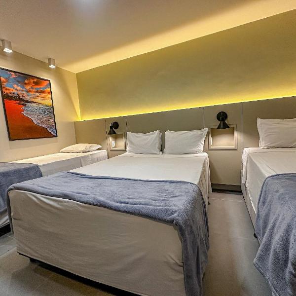 Suiíte com ar condicionado, frigobar e mesa para trabalho. Localizada no Hotel Porto Belo Park, com parque aquático (sem custo para a utilização), quadras, academia, espaço kids, a aproximadamente 200 m praia de Taperapuã e do complexo Axé Mói. - Foto 2