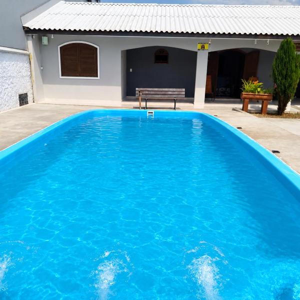 Casa e piscina na praia acomoda 8 pessoas