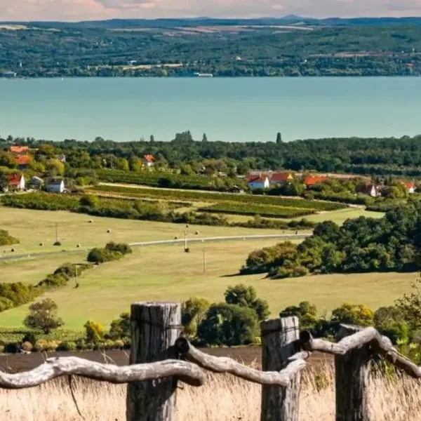 Balaton Panorama Cottage - National Park, hotel v destinaci Balatoncsicsó