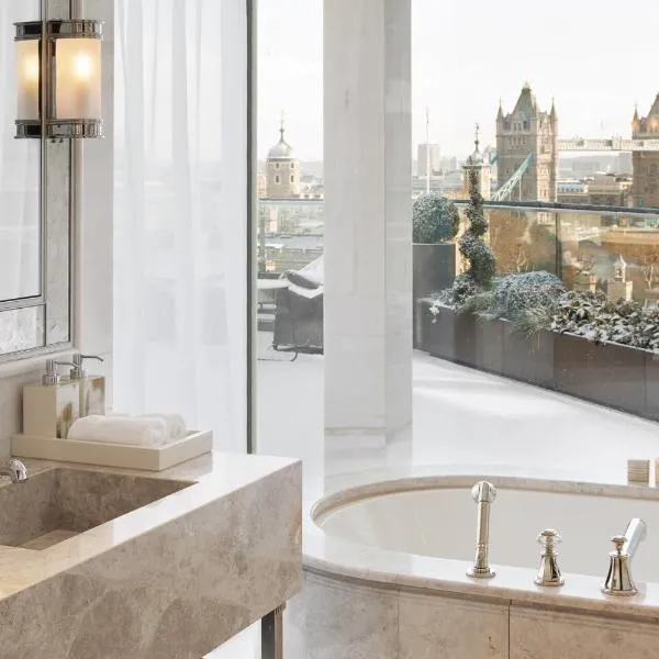 Four Seasons Hotel London at Tower Bridge: Londra'da bir otel