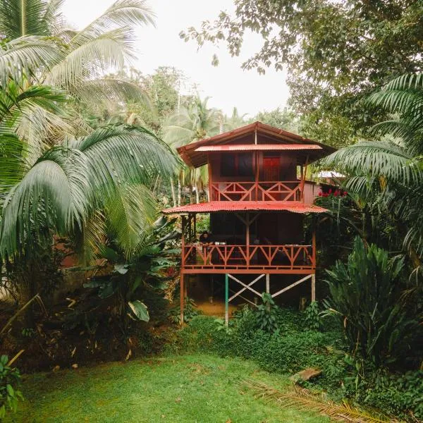 Poor Man's Paradise Lodge, hotel di Drake