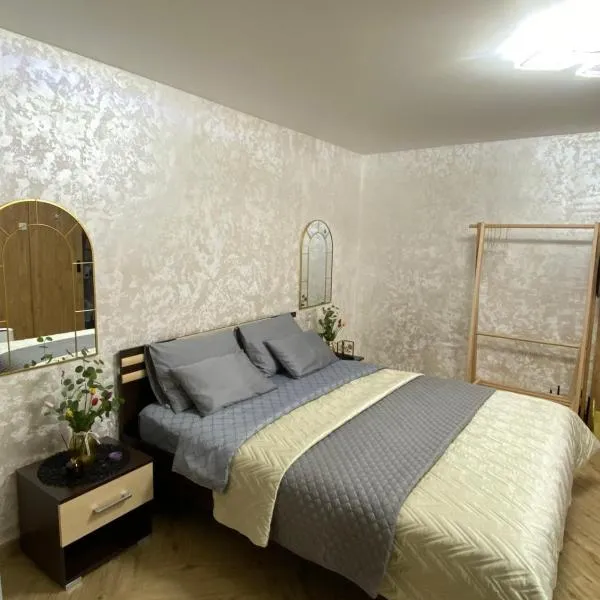 Стильна квартира-студія на Безручка погодинно та подобово, hotel em Rivne