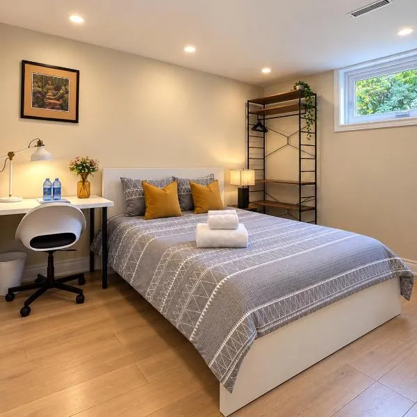 BRAND NEW PRIVATE room with EXCLUSIVE Bathroom, hotel u gradu Toronto