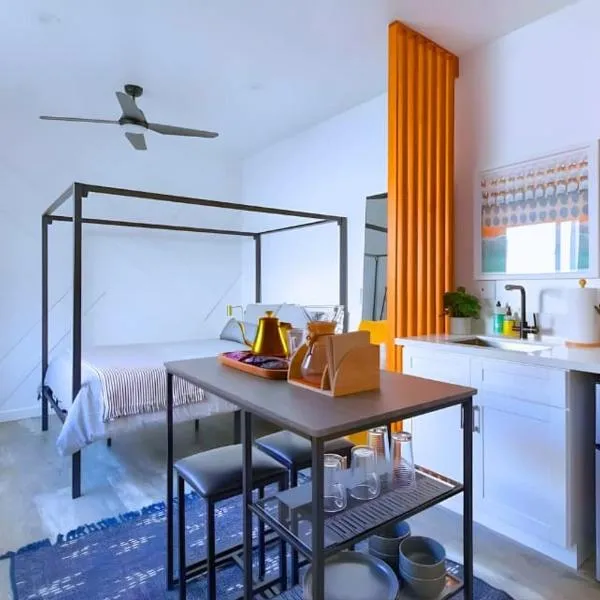 Vibe on the Patio at a Modern Luxury Studio near LAX Beach, хотел в Лос Анджелис
