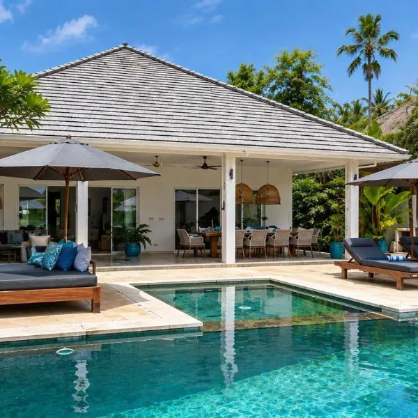 Villa Serenity Beachfront Bali, hotel v destinaci Pengastulan