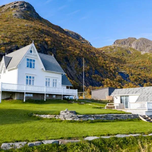 Nesland i Lofoten, romslig feriehus med havutsikt, badstue og badestamp、ランバのホテル